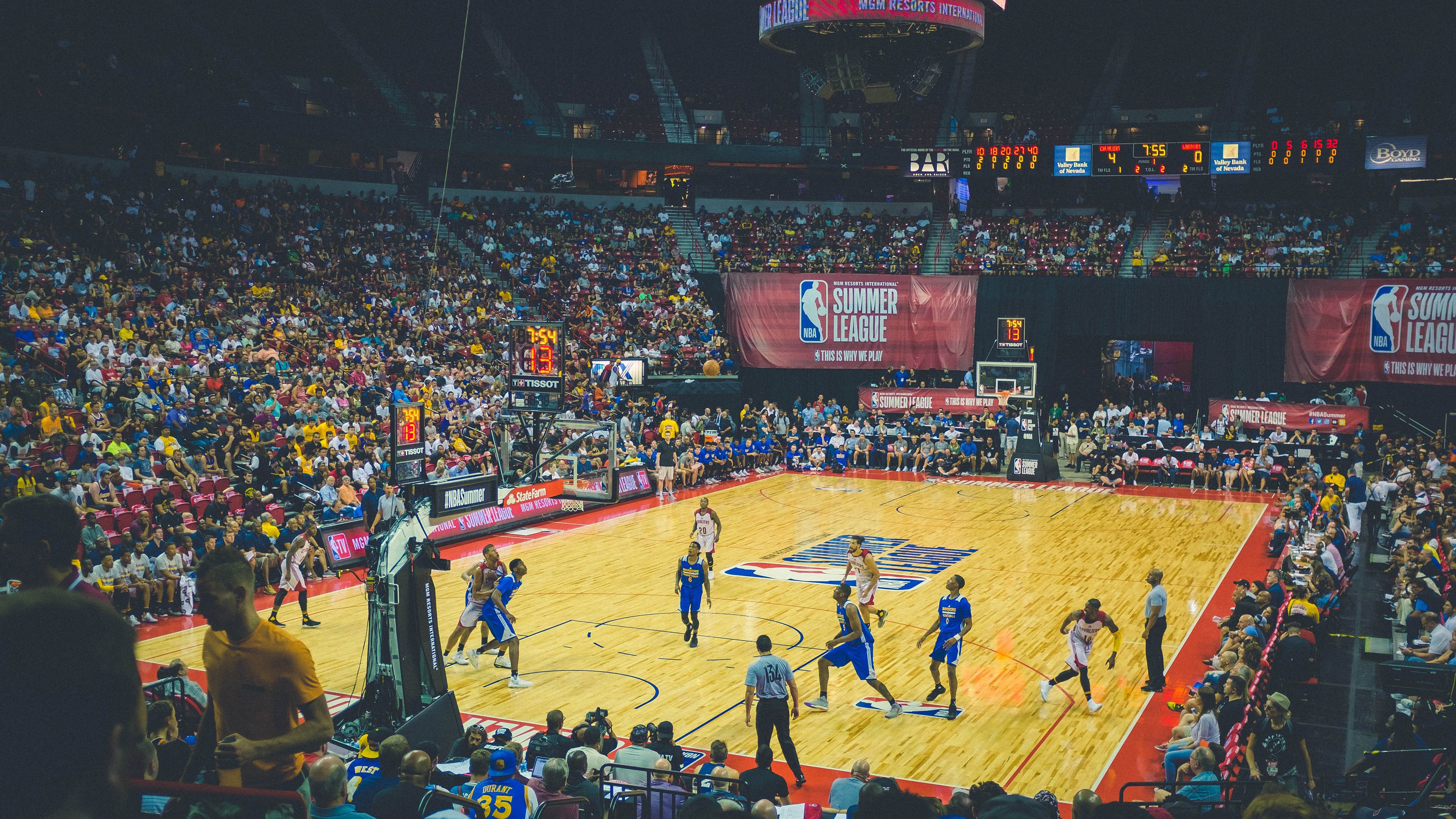 赛道与球场，速度与耐心的双重奏—F1揭幕战与步行者绝杀独行侠的启示