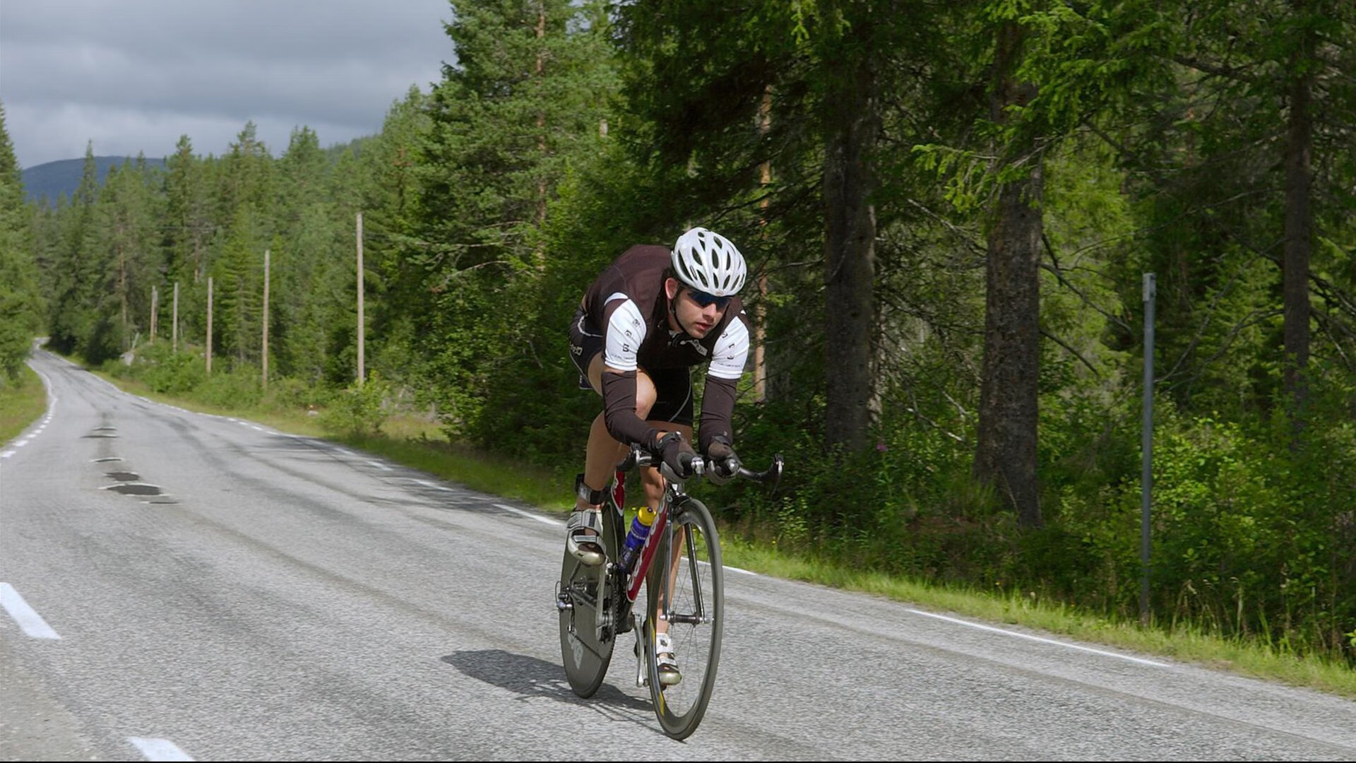 开云体育官网-哈斯奇迹夜，轻取红牛二队的战术博弈，汉密尔顿绝地反击点燃赛场